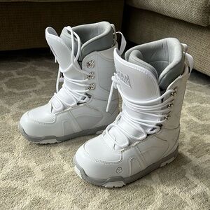 Women’s chamonix snowboard boot never worn